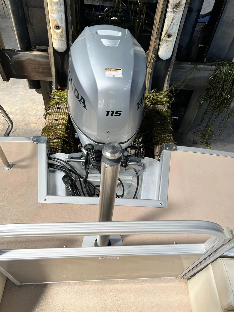 Slide: The Image of 2014 Bennington 2250 GSR with Honda 115 outboard motor, viewed from above. - 10