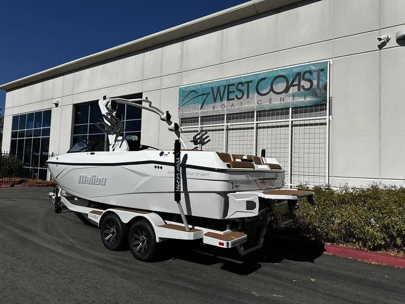 Slide: The Image of 2025 Malibu Wakesetter 23 LSV boat at West Coast Boat Center. - 14