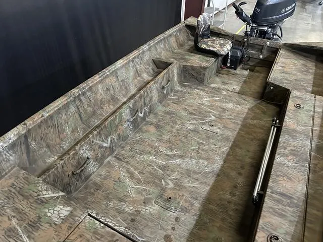 Slide: The Image of 2025 G3 18DK boat interior with Yamaha 70 engine, camo design. - 9