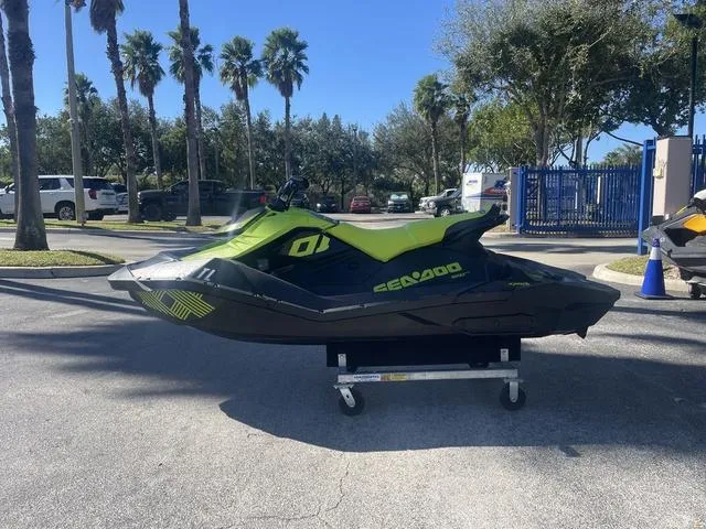 Slide: The Image of Sea-Doo SPARK TRIXX 3-UP ROTAX 900 H.O. ACE IBR 2023 - 3