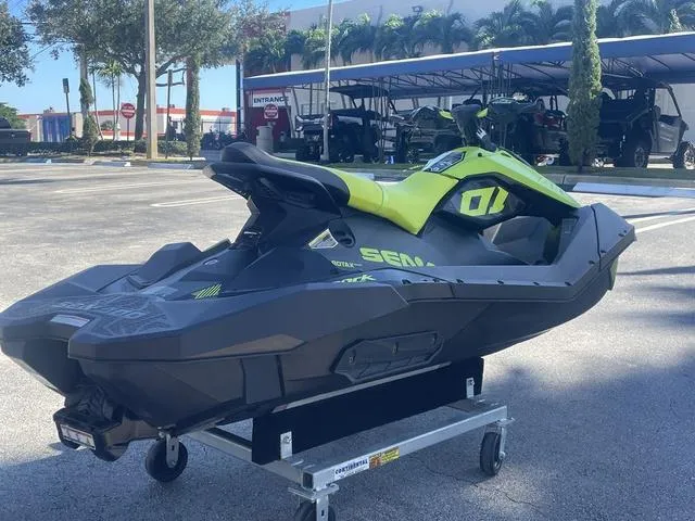 Slide: The Image of Sea-Doo SPARK TRIXX 3-UP ROTAX 900 H.O. ACE IBR 2023 - 4