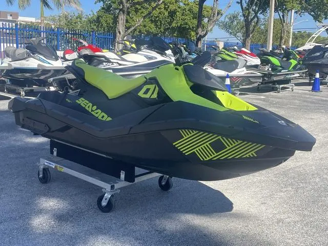 Slide: The Image of Sea-Doo SPARK TRIXX 3-UP ROTAX 900 H.O. ACE IBR 2023 - 5