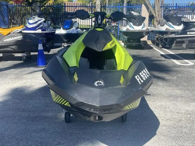 Slide: The Image of Sea-Doo SPARK TRIXX 3-UP ROTAX 900 H.O. ACE IBR 2023 - 6