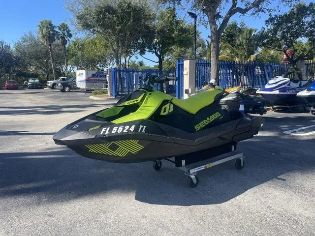 Slide: The Image of Sea-Doo SPARK TRIXX 3-UP ROTAX 900 H.O. ACE IBR 2023 - 7