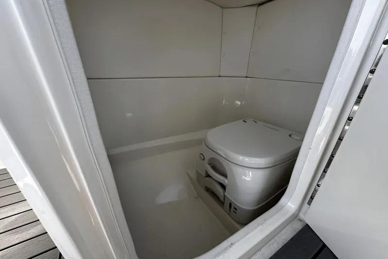 Slide: The Image of Sea Ray 230 SPX OB 2021 - 12