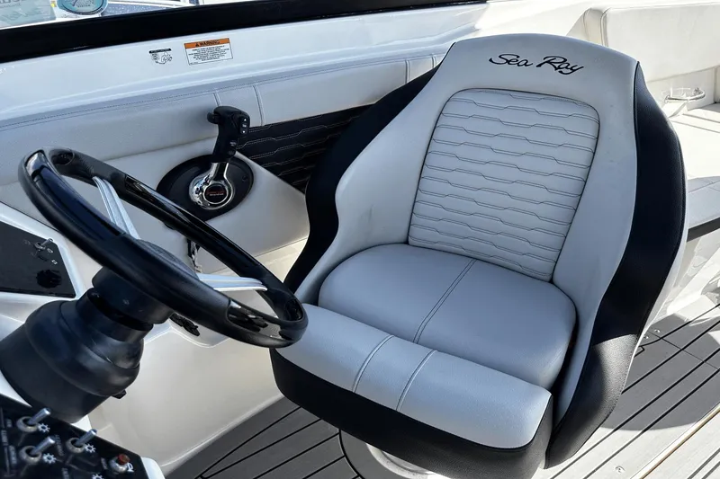 Slide: The Image of Sea Ray 230 SPX OB 2021 - 15