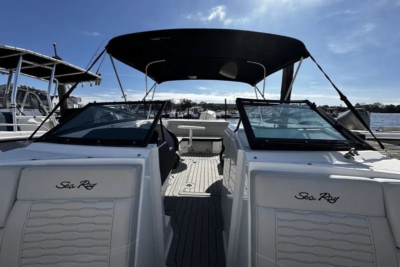 Slide: The Image of Sea Ray 230 SPX OB 2021 - 18