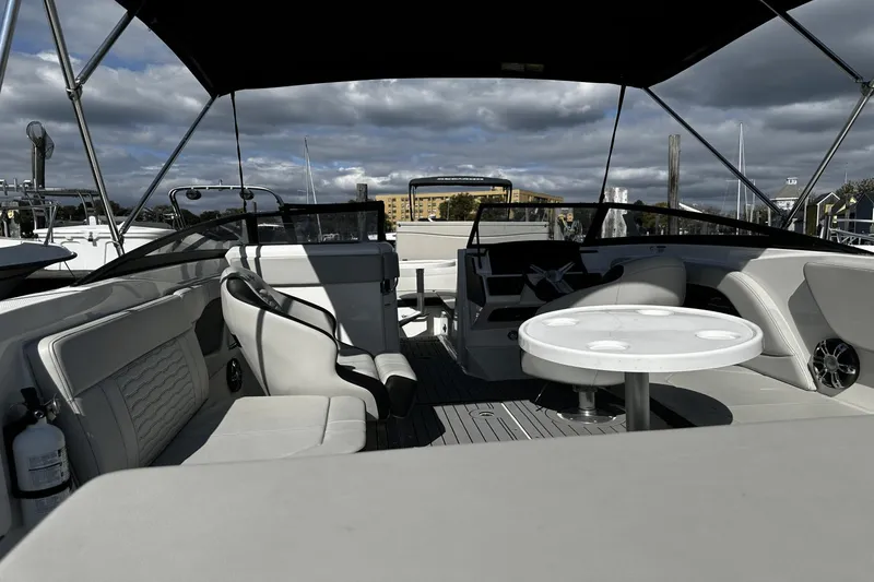 Slide: The Image of Sea Ray 230 SPX OB 2021 - 8