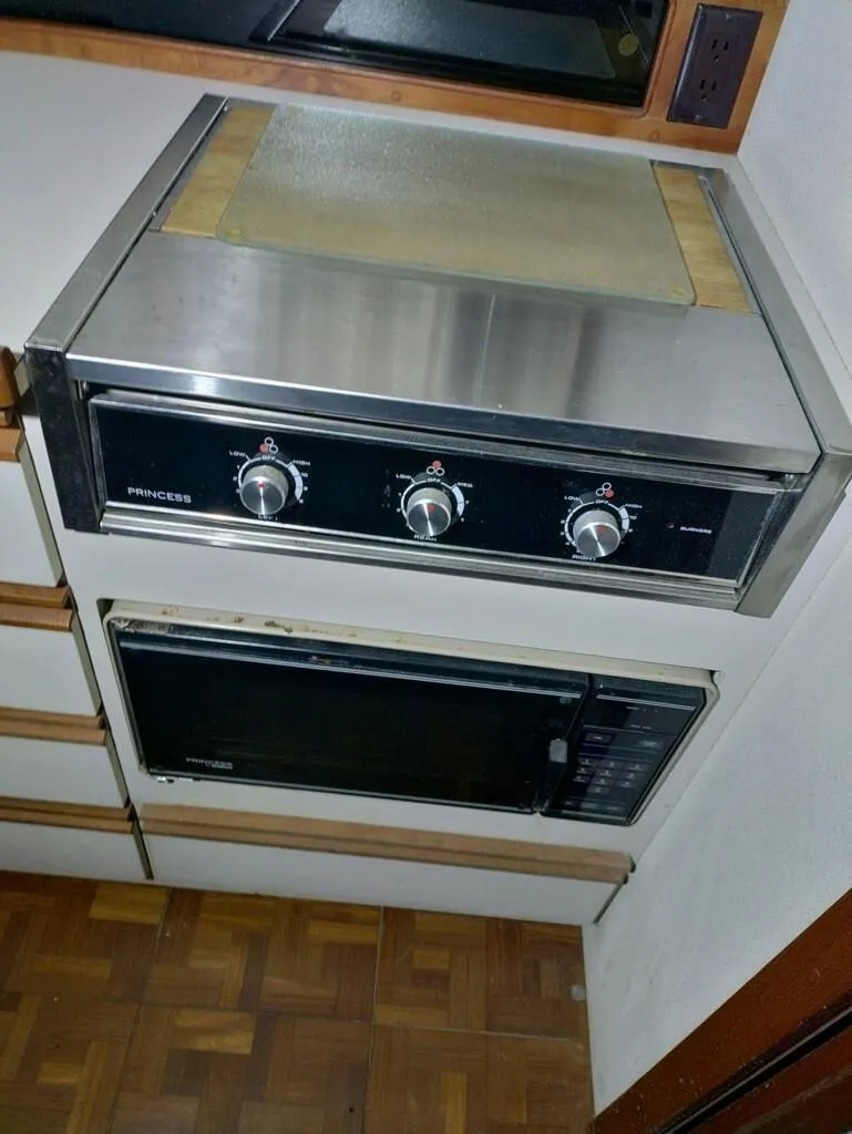 Slide: The Image of 1988 Carver Mariner 32 kitchen with stove and microwave. - 8