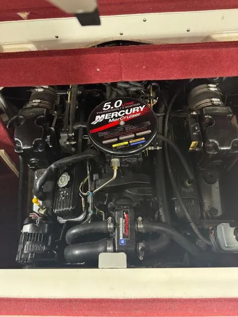 Slide: The Image of 2001 Bayliner Capri 195 LX engine with 5.0 Mercury MerCruiser, detailed view. - 9
