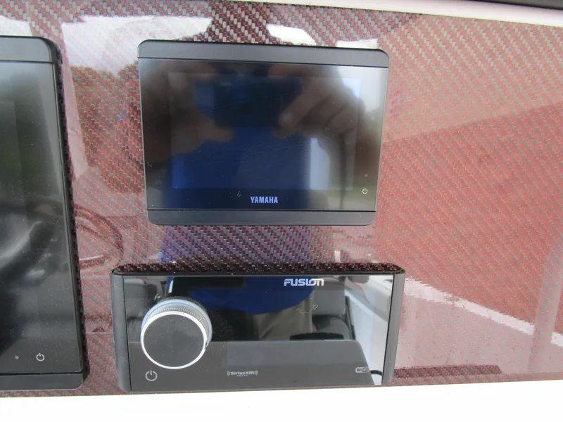 Slide: The Image of Yamaha and Fusion displays on Solara S-250 CW 2025 dashboard. - 36