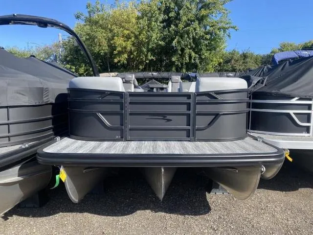 Slide: The Image of Bennington S Quad Bench 24SSR Tritoon 2025 - 1