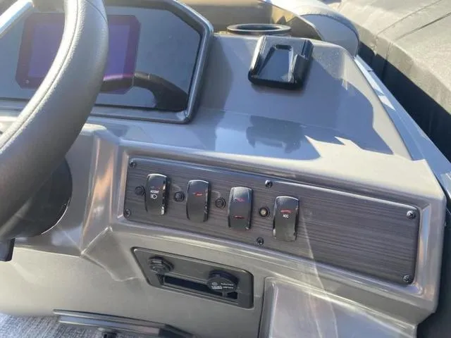 Slide: The Image of Bennington S Quad Bench 24SSR Tritoon 2025 - 18