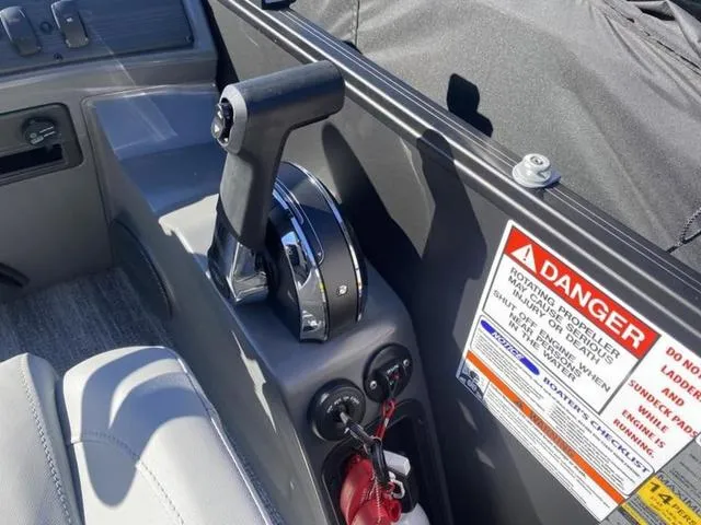 Slide: The Image of Bennington S Quad Bench 24SSR Tritoon 2025 - 21