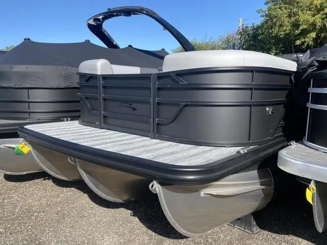 Slide: The Image of Bennington S Quad Bench 24SSR Tritoon 2025 - 3