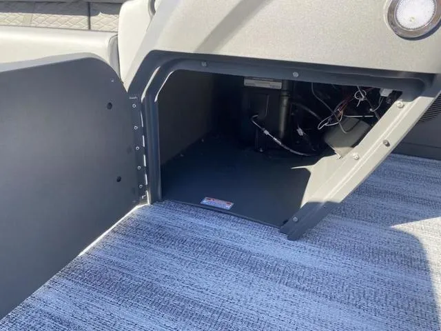 Slide: The Image of Bennington S Quad Bench 24SSR Tritoon 2025 - 34