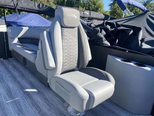 Slide: The Image of Bennington S Quad Bench 24SSR Tritoon 2025 - 36