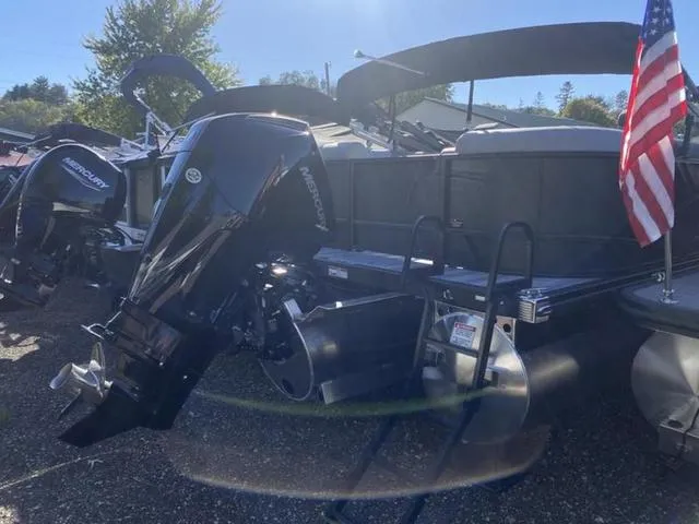 Slide: The Image of Bennington S Quad Bench 24SSR Tritoon 2025 - 7