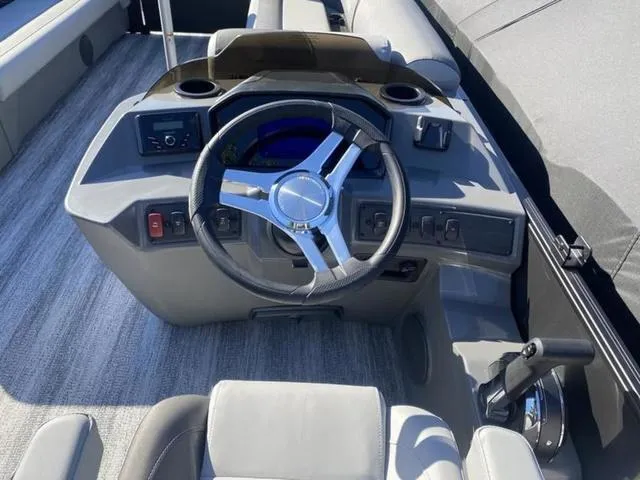 Slide: The Image of Bennington S Quad Bench 24SSR Tritoon 2025 - 17