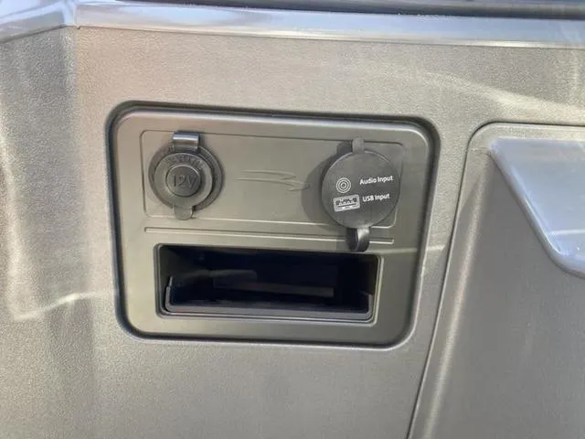 Slide: The Image of Bennington S Quad Bench 24SSR Tritoon 2025 - 22