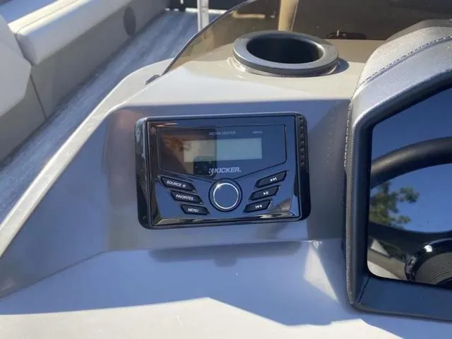 Slide: The Image of Bennington S Quad Bench 24SSR Tritoon 2025 - 23