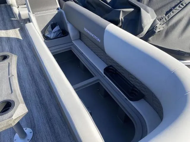 Slide: The Image of Bennington S Quad Bench 24SSR Tritoon 2025 - 33