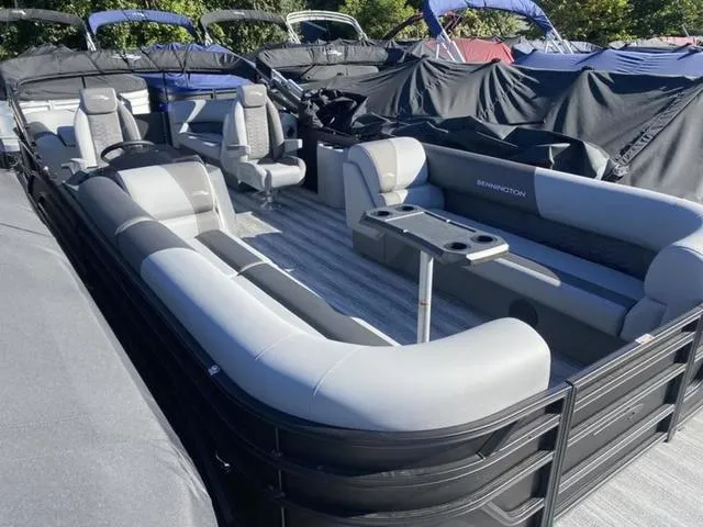 Slide: The Image of Bennington S Quad Bench 24SSR Tritoon 2025 - 9