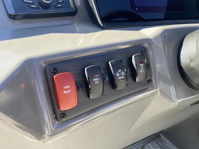 Slide: The Image of Bennington S Quad Bench 24SSR Tritoon 2025 - 19