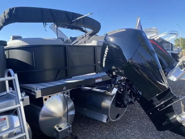 Slide: The Image of Bennington S Quad Bench 24SSR Tritoon 2025 - 5