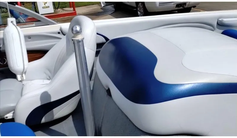 Slide: The Image of 2003 MasterCraft ProStar 197 boat interior with white and blue seating. - 4