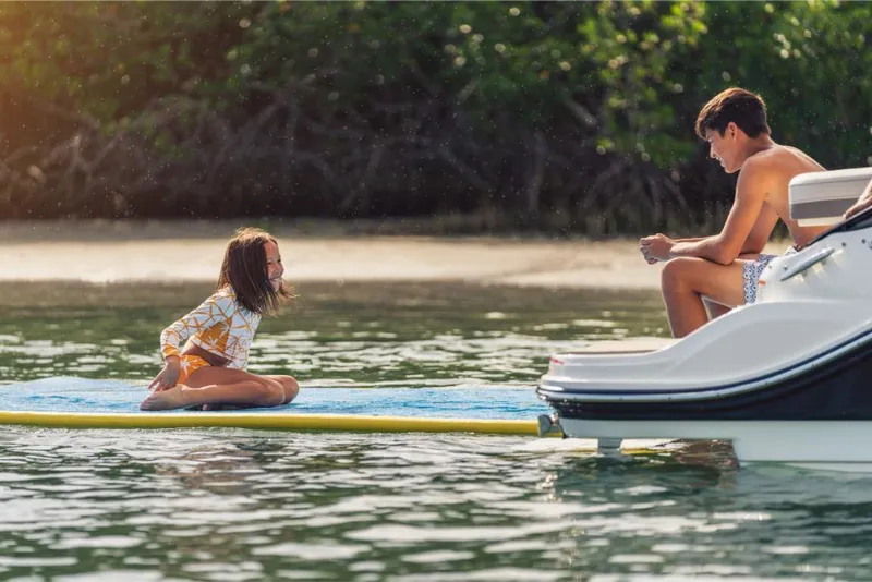 Slide: The Image of 2023-Sea-Ray-SLX-260-MarineMax - 24