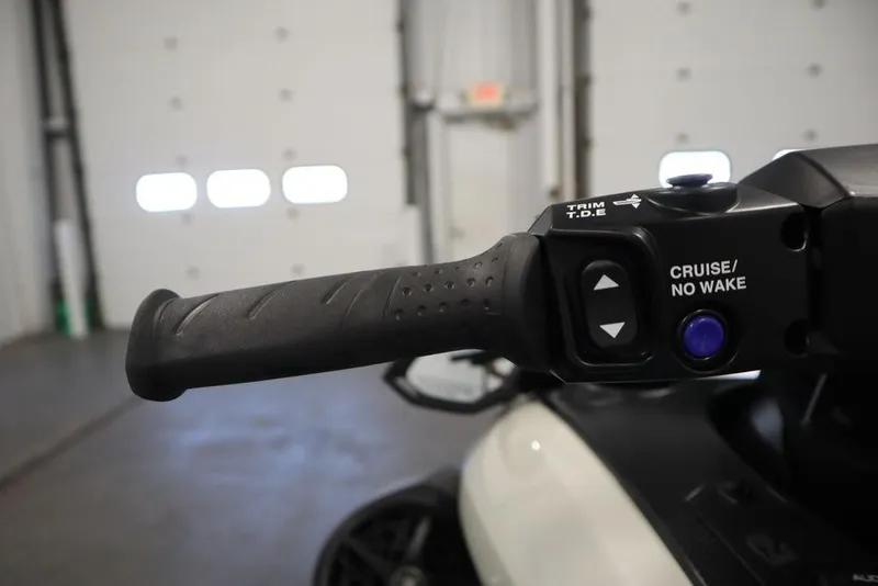 Slide: The Image of Handlebar controls of 2025 Yamaha WaveRunner FX Limited SVHO, featuring cruise and no wake options. - 15
