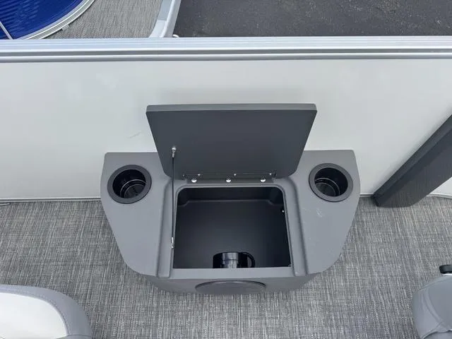 Slide: The Image of Bennington S L-Bench 22 SL Pontoon 2025 - 7