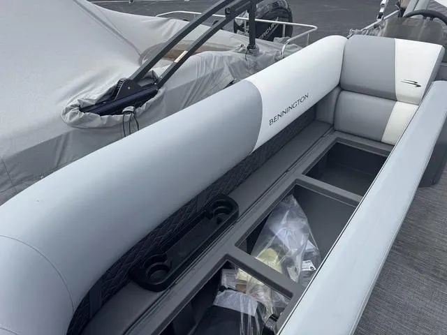 Slide: The Image of Bennington S L-Bench 22 SL Pontoon 2025 - 9
