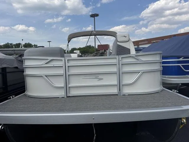 Slide: The Image of Bennington S L-Bench 22 SL Pontoon 2025 - 3