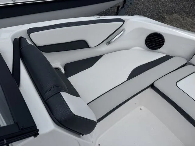 Slide: The Image of Yamaha 195S 2025 - 8
