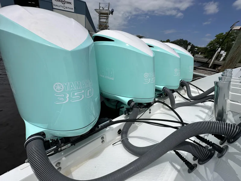 Slide: The Image of Everglades 435 Center Console 2017 - 68