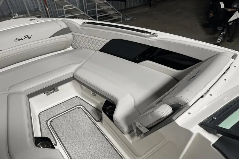 Slide: The Image of Sea Ray SLX 260 2025 - 10