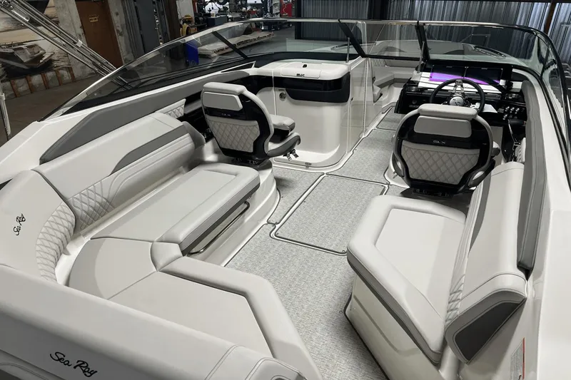 Slide: The Image of Sea Ray SLX 260 2025 - 11