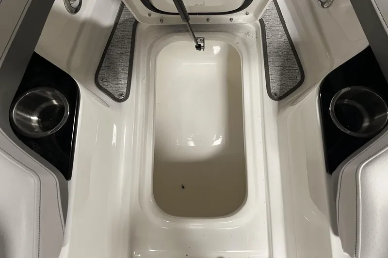 Slide: The Image of Sea Ray SLX 260 2025 - 14