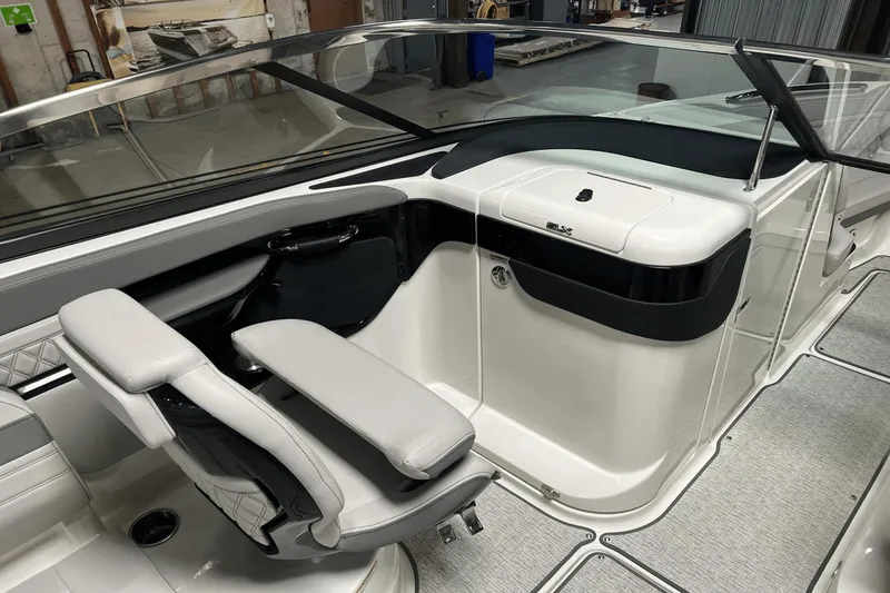 Slide: The Image of Sea Ray SLX 260 2025 - 18