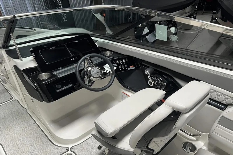 Slide: The Image of Sea Ray SLX 260 2025 - 19