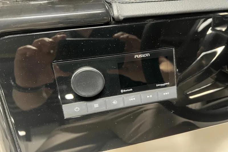 Slide: The Image of Sea Ray SLX 260 2025 - 20