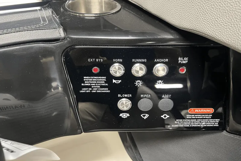 Slide: The Image of Sea Ray SLX 260 2025 - 22