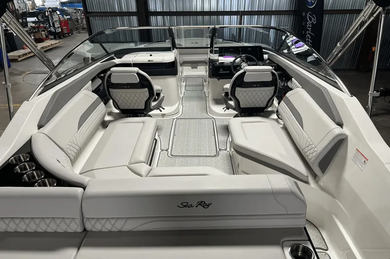 Slide: The Image of Sea Ray SLX 260 2025 - 25