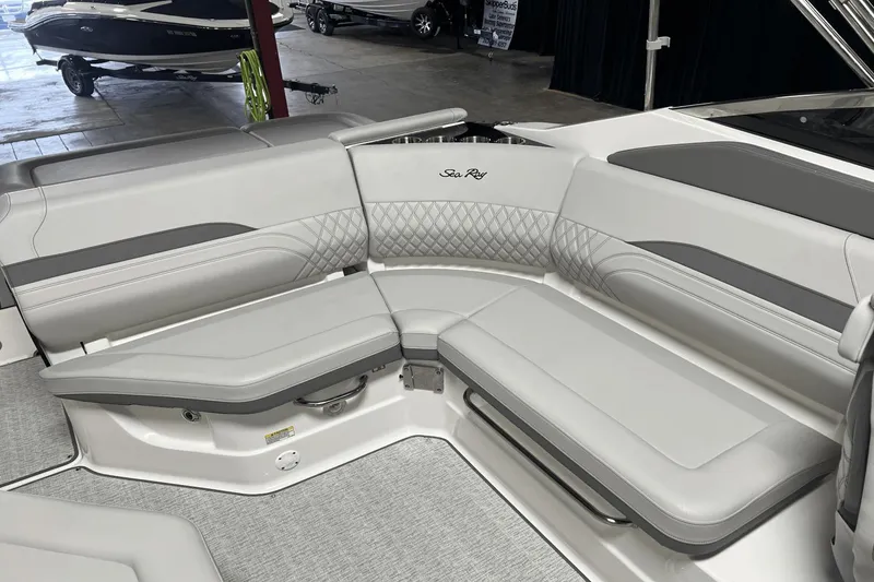 Slide: The Image of Sea Ray SLX 260 2025 - 26