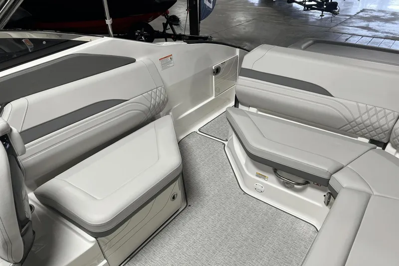 Slide: The Image of Sea Ray SLX 260 2025 - 27