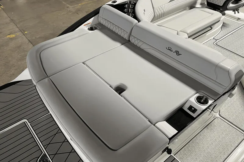 Slide: The Image of Sea Ray SLX 260 2025 - 29