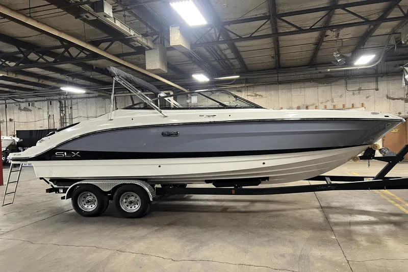 Slide: The Image of Sea Ray SLX 260 2025 - 3