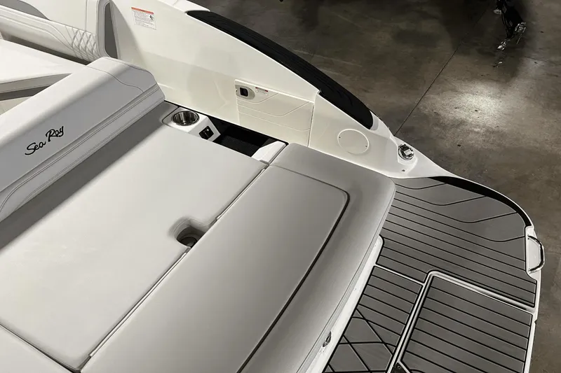 Slide: The Image of Sea Ray SLX 260 2025 - 30